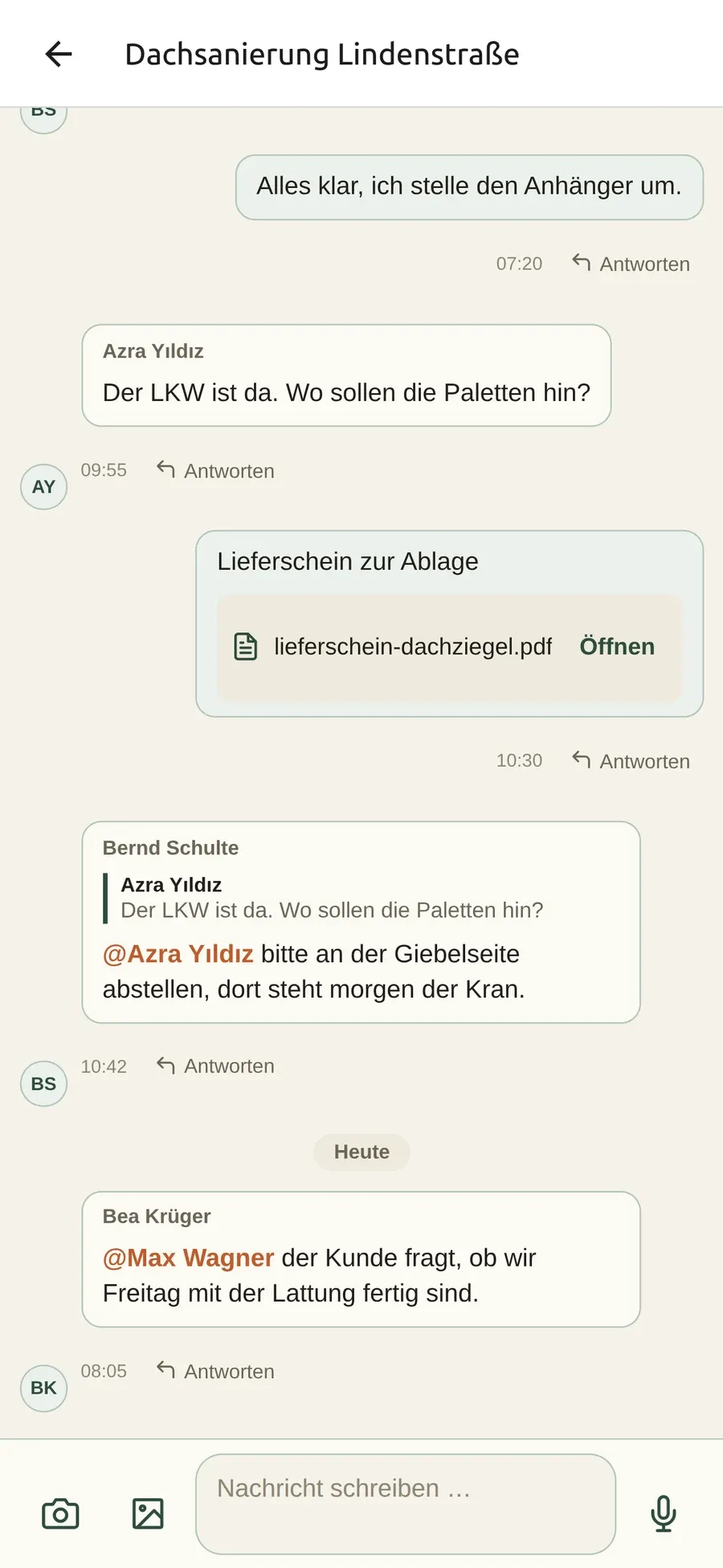 Projekt-Chat der Baustelle Dachsanierung Lindenstraße: Das Team klärt die Anlieferung der Dachziegel, mit Lieferschein als PDF und einer Erwähnung aus dem Büro.